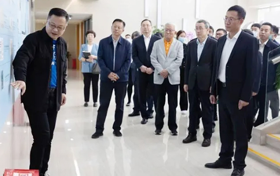哈尔滨市委副布告、市长张起翔等一行到临北科生物调研观赏